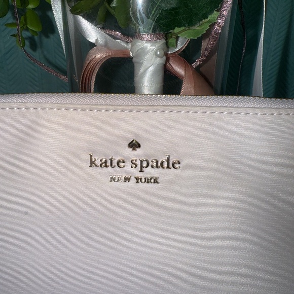 EUC - Kate Spade Chelsea Medium Wristlet - Picture 2 of 11
